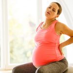 孕期腰疼可不是忍忍就过去了，试试这些缓解方法，姿势正确很关键